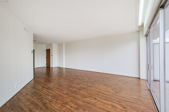 5050 Woodway Dr in Houston, TX - Building Photo - Building Photo