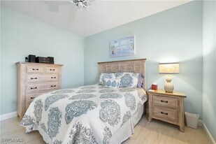 757 Wiggins Lake Dr in Naples, FL - Building Photo