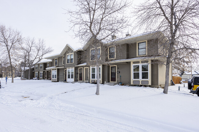 Deerfield Gardens in Calgary, AB - Building Photo - Building Photo