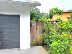 6730 Charleston St in Hollywood, FL - Building Photo