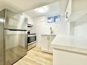 136 Campbell Ave in Hamilton, ON - Building Photo - Building Photo