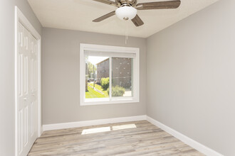 Henry Louis Apartments in Omaha, NE - Foto de edificio - Interior Photo