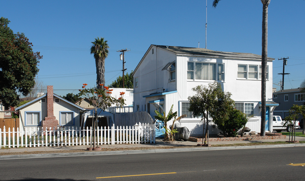 1317-1323 Ocean Ave in Seal Beach, CA - Building Photo