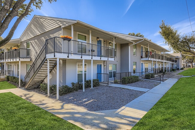 Paddock on Park Row in Arlington, TX - Building Photo - Building Photo