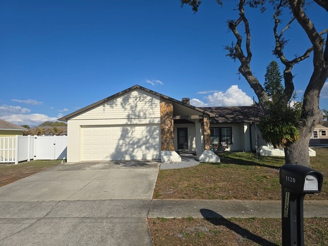 1120 Persimmon Dr in Holiday, FL - Building Photo - Building Photo