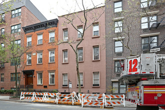 326 W 19th St in New York, NY - Building Photo - Building Photo