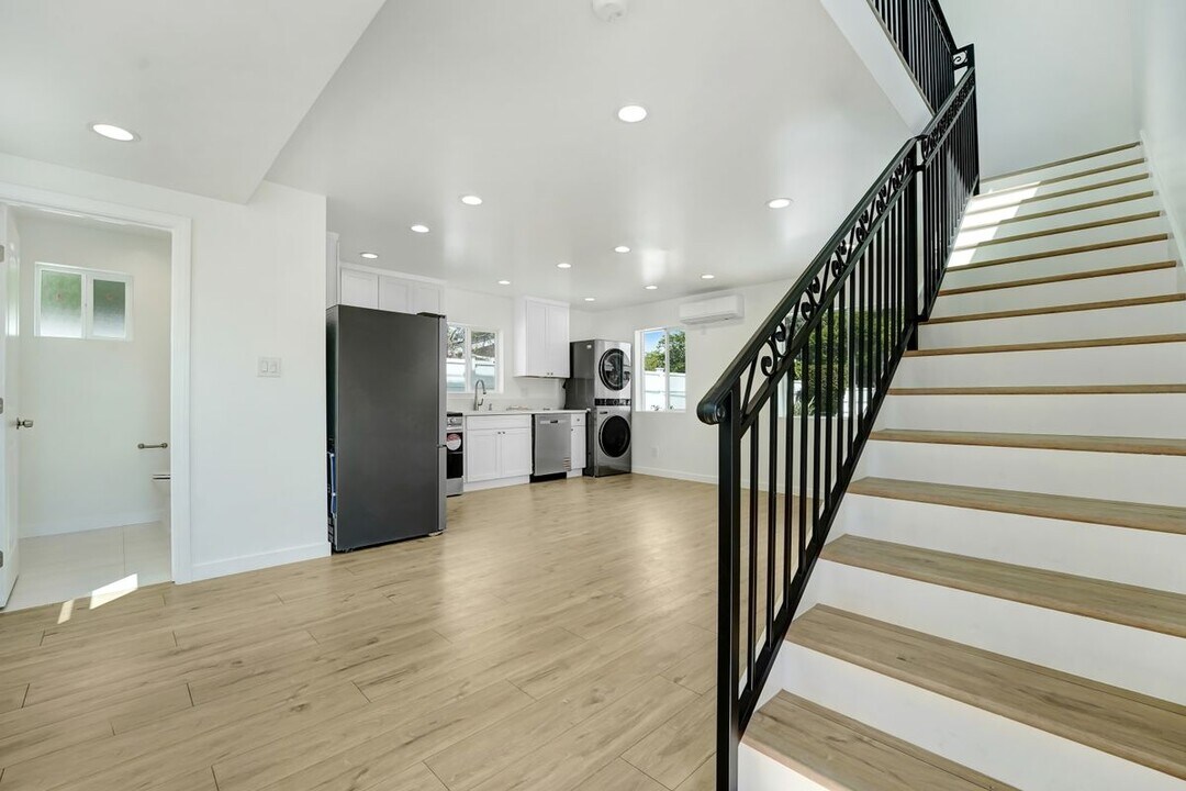 22567 Leadwell St in Los Angeles, CA - Building Photo