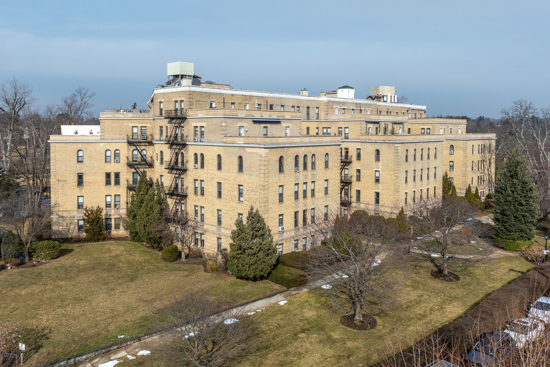 Calton Court in New Rochelle, NY - Building Photo