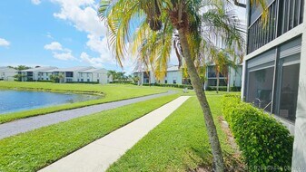 1004 Green Pine Blvd in West Palm Beach, FL - Building Photo