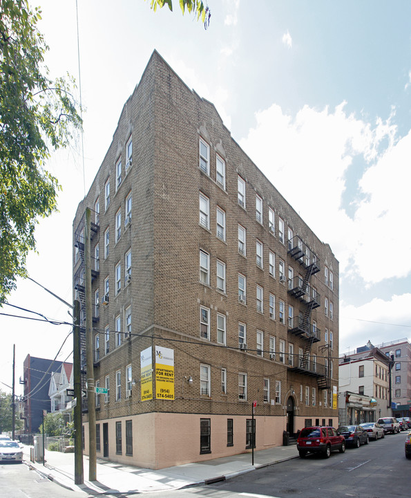 344 E 209th St in Bronx, NY - Building Photo