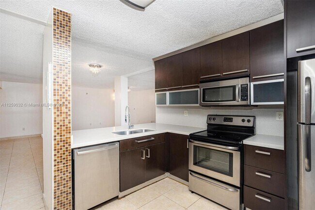 3553 Magellan Cir-Unit -311 in Aventura, FL - Building Photo - Building Photo