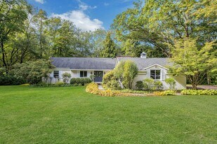 261 Linden Tree Rd in Wilton, CT - Building Photo