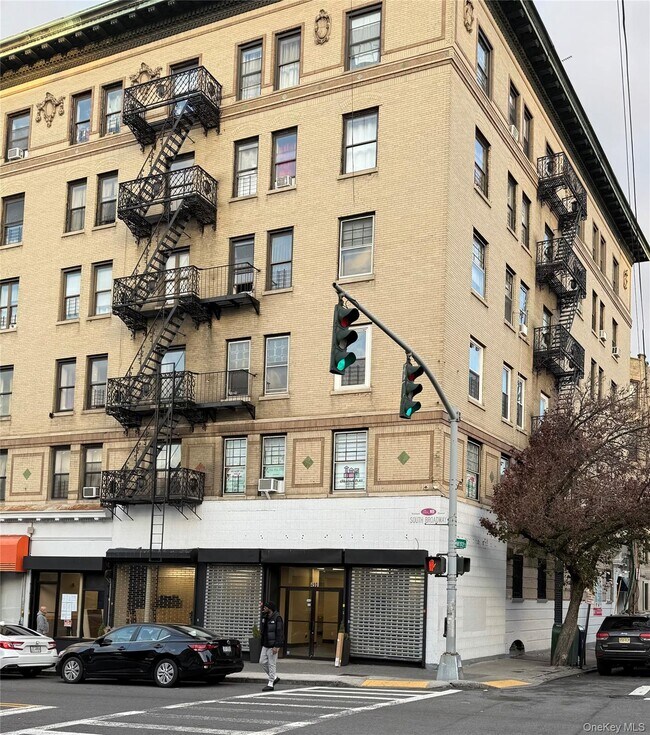 490 S Broadway in Yonkers, NY - Building Photo - Building Photo