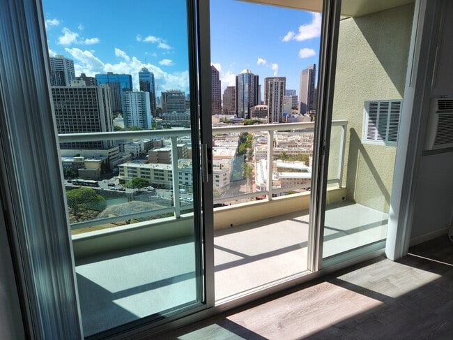 215 N King St, Unit 2101 in Honolulu, HI - Foto de edificio - Building Photo