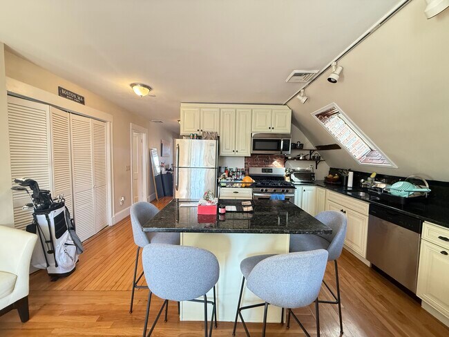 9 Mapleton St, Unit 3 in Boston, MA - Foto de edificio - Building Photo