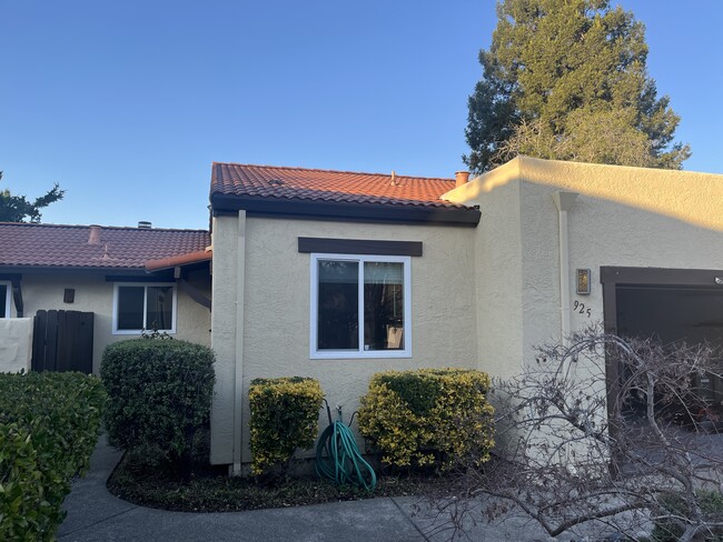 925 Shady Oak Dr in Santa Rosa, CA - Foto de edificio - Building Photo