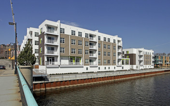 Beerline B Apartments in Milwaukee, WI - Foto de edificio - Building Photo