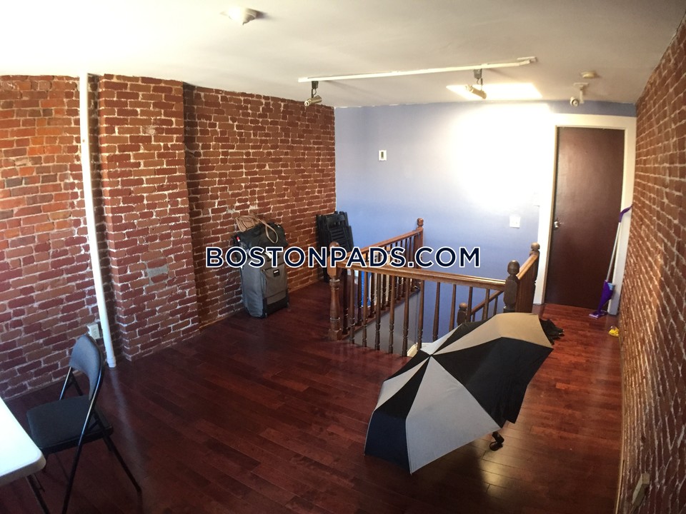 74 Hammond St in Boston, MA - Building Photo