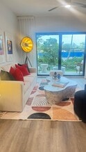 13511 SW 98th St, Unit A2 in Miami, FL - Foto de edificio - Building Photo