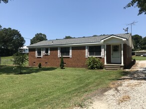 520 Hardwich St in Notasulga, AL - Building Photo - Building Photo