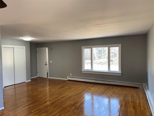 6 Lake Ave in Oyster Bay, NY - Building Photo - Building Photo