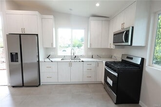 10346 Mather Ave in Sunland, CA - Foto de edificio - Building Photo