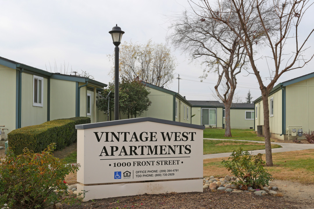 Vintage West Apartments in Livingston, CA - Building Photo