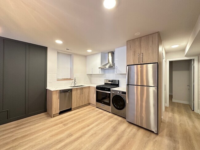 2439 W Walton St, Unit J00W in Chicago, IL - Building Photo - Building Photo