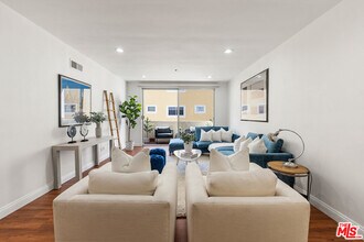 125 Montana Ave in Santa Monica, CA - Building Photo - Building Photo
