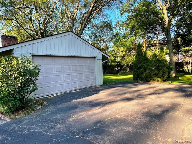 6660 W Dartmoor Rd in West Bloomfield, MI - Building Photo - Building Photo