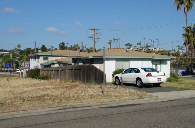 121-151 Washington St in Vista, CA - Building Photo - Building Photo