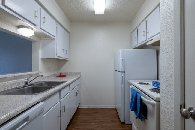 Sterling Bay Apartments in Baytown, TX - Building Photo - Interior Photo
