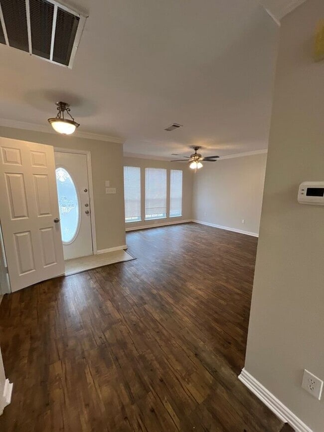 property at 914 Gallant Fox Dr