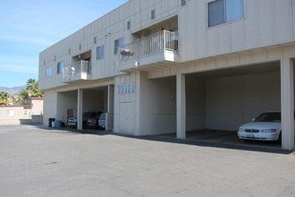 Columbia Courtyard in Hemet, CA - Foto de edificio - Building Photo