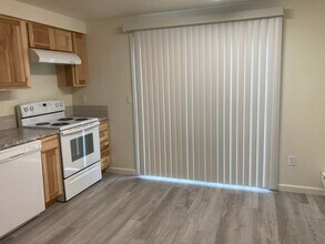 1527 Santiam Hwy SE in Albany, OR - Building Photo - Building Photo