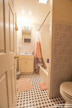 66 Egmont St, Unit 4 in Brookline, MA - Foto de edificio - Building Photo