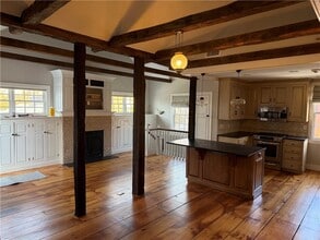 31 Bradford St in Bristol, RI - Building Photo - Building Photo