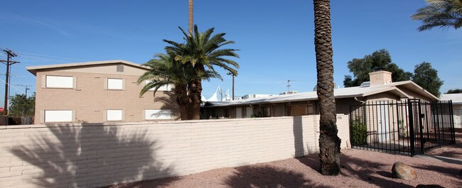 Skyview Apartments in Scottsdale, AZ - Foto de edificio - Building Photo