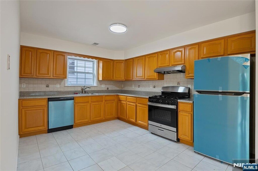 31-33 Chester Avenue Unit in Newark, NJ - Building Photo