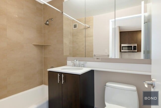 776 Sixth Avenue in New York, NY - Building Photo - Building Photo