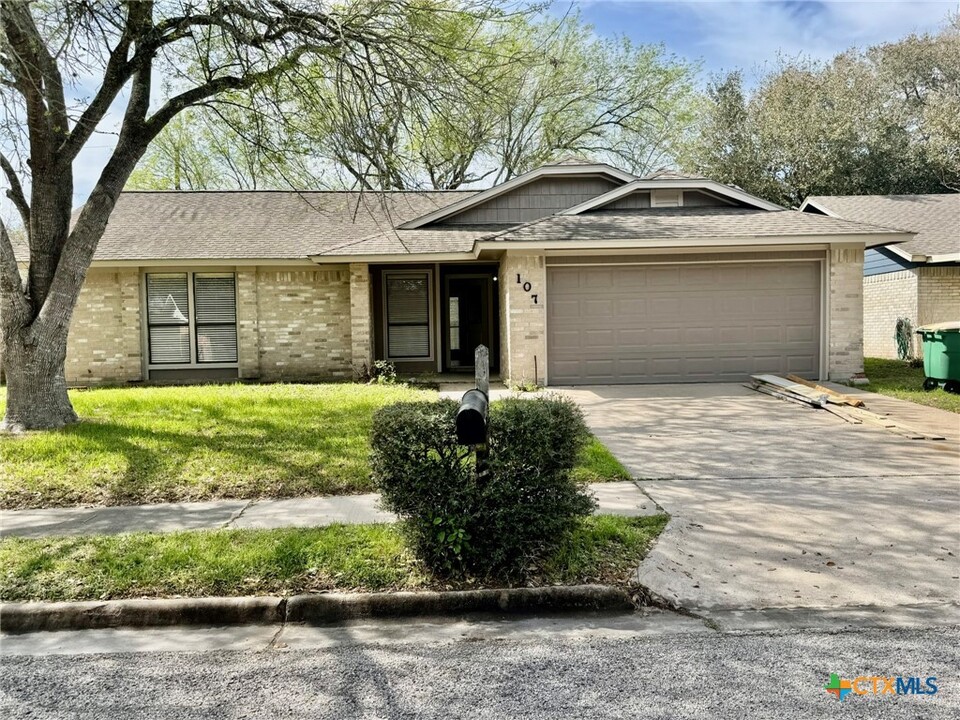 107 Nantucket Ave in Victoria, TX - Foto de edificio