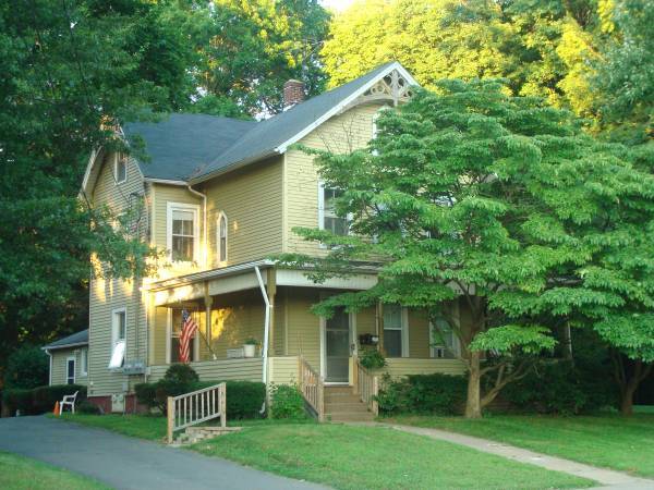 130 Hartford Ave, Unit 1st Floor in Wethersfield, CT - Building Photo