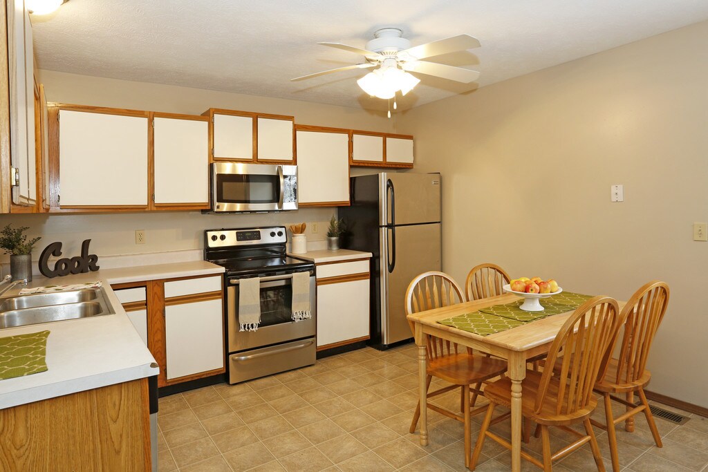 Hershey Townhomes Bloomington, IL Apartments For Rent