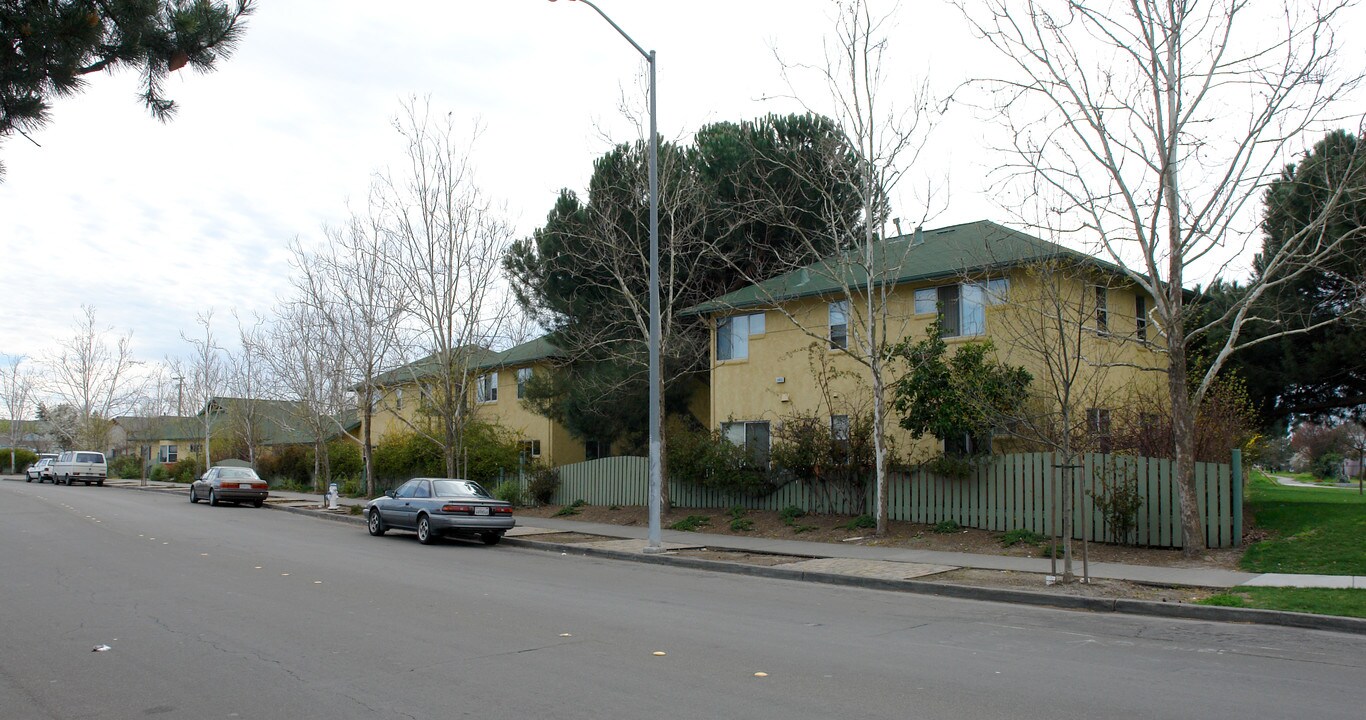 Hendley Circle Apartments in Santa Rosa, CA - Building Photo