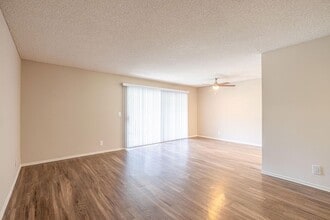 The Villas at Woodland Hills in Woodland Hills, CA - Foto de edificio - Building Photo