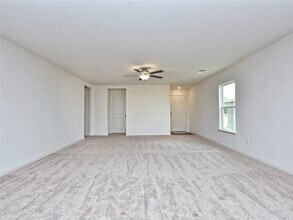1036 Riverdale Cove in Jarrell, TX - Building Photo - Building Photo