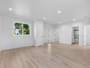 3911 SW Baird St in Portland, OR - Building Photo - Interior Photo