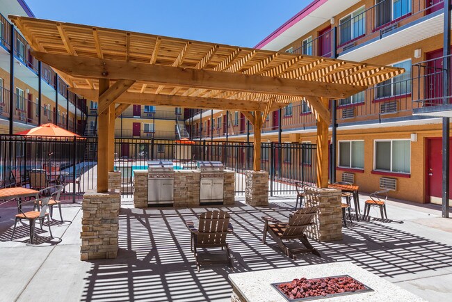 Newport Square Apartments - Historical Access in Colorado Springs, CO - Foto de edificio - Building Photo