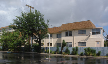 1440 NE 50th Ct in Oakland Park, FL - Foto de edificio - Building Photo