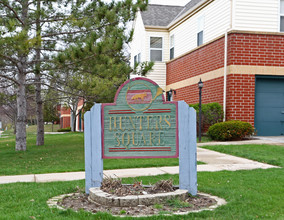 Hunters Square in Milwaukee, WI - Foto de edificio - Building Photo